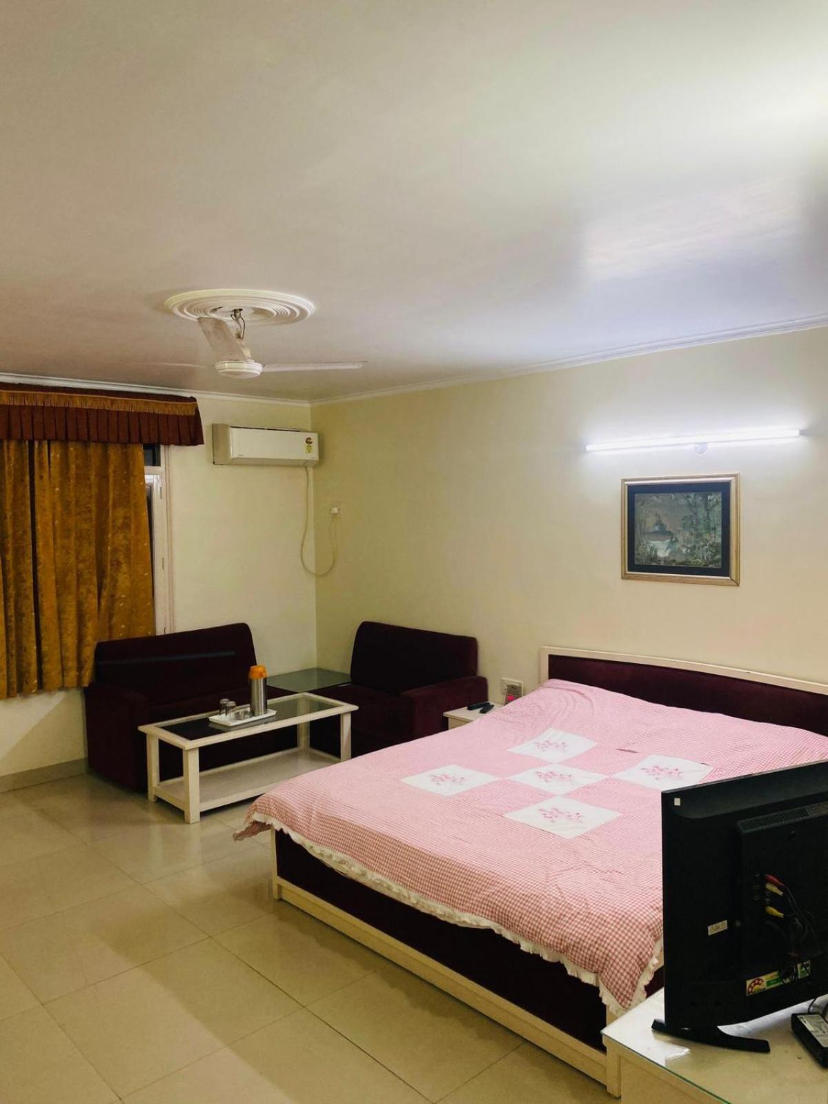Hotel Mayur Deluxe Мератх Экстерьер фото