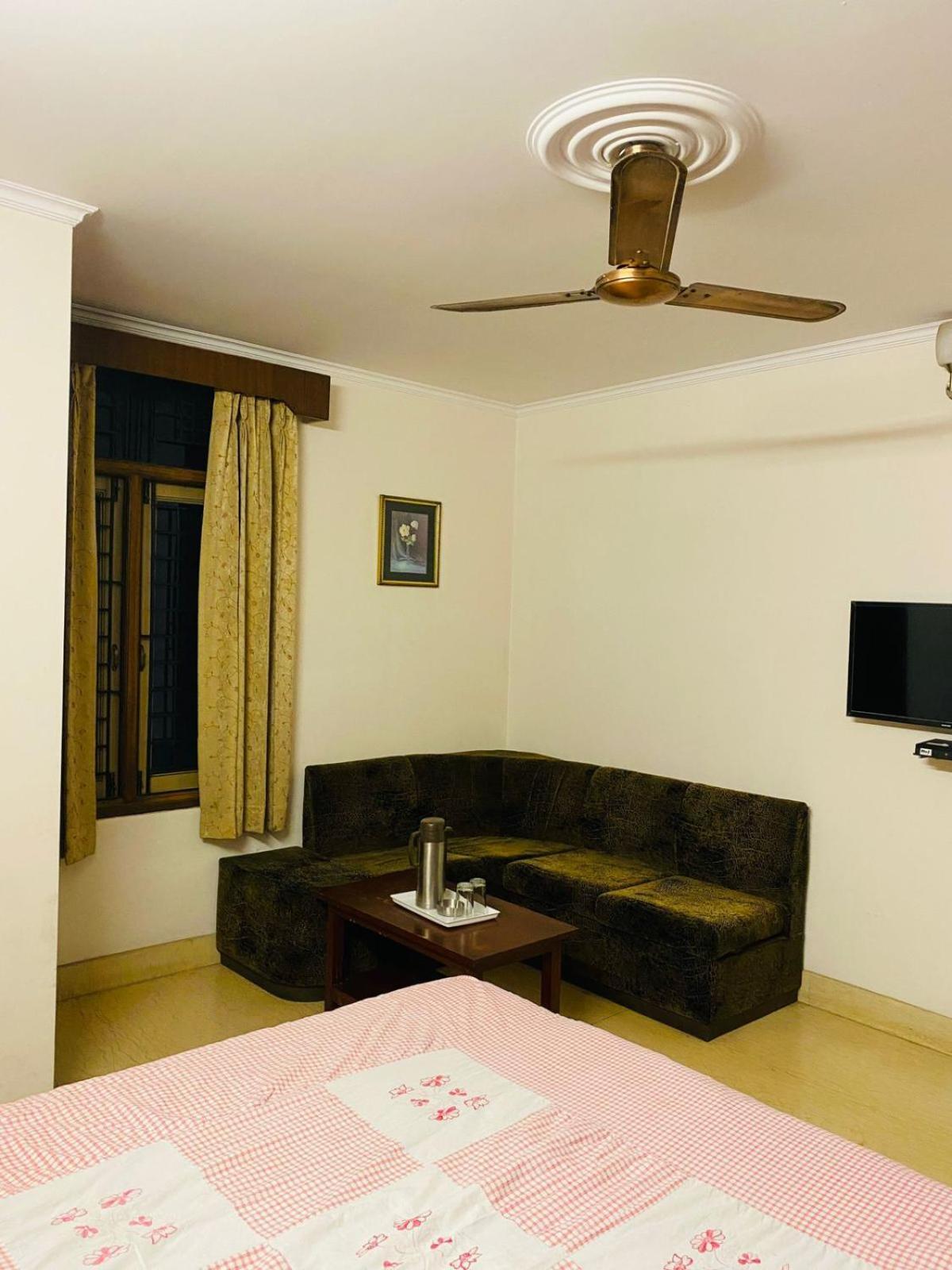 Hotel Mayur Deluxe Мератх Экстерьер фото