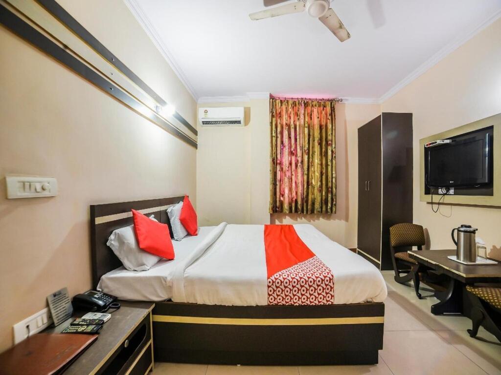 Hotel Mayur Deluxe Мератх Экстерьер фото